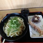 讃岐 鳥越製麺所 - 出汁を入れ薬味を入れて完成!