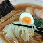 佐野ラ－メン たかの - 太縮れ麺リフト