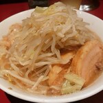 ラーメン二郎 - 小ラーメン(700円) 麺少なめ、ヤサイアブラ。