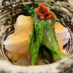 魚菜料理 縄屋 - 9 .  冷し鉢：ウスバハギ、菊菜、ウスバハギの煮凝りジュレ掛け、自家製柚子胡椒のせ