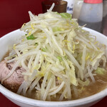 ラーメン二郎 - 少なめニンニクヤサイ。