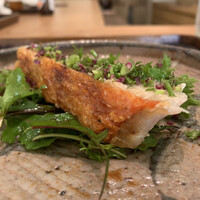 魚菜料理 縄屋 - 2 .  先付：焼き金目鯛、サラダ添え