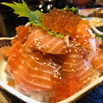 Mokkei - サーモン丼はオレンジの花
