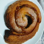 Patisserie And Boulangerie Anzu - ブルーベリーとくるみのロール￥230.
      周りはデニッシュ、真ん中あたりはややケーキ生地？砂糖がよくかかっててスイーツ感覚(*^^*)