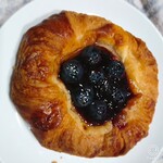 Patisserie And Boulangerie Anzu - ブルーベリーデニッシュ￥180。粒ぞろいブルーベリーの下はカスタード(*´∀｀)