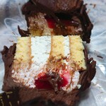 Patisserie And Boulangerie Anzu - 中はロールケーキが土台。濃厚チョコクリームタップリ(≧∀≦)