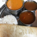 三燈舎 - ミニベジミールス　¥1000　メインの一品と、さらりとしたサンバル。黒胡椒のパンチとほのかな苦味のあるラッサム、好きです。