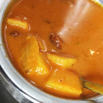 三燈舎 - 今日のメインは里芋と金時豆。柔らかく煮込まれたお芋と豆たっぷりがトマト風味のグレイビーと一体化。