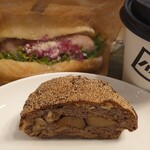 イルアル - 栗と胡桃、ソーセージサンド、ハンジョウコーヒー