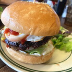 レドンド ビーチ - クラシックバーガートッピングで目玉焼き
