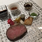 ターナ - 神戸牛ロース肉の網焼き お好みのソースで。シェフ特性の赤ワインのソースの出来が秀逸でした。