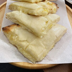 南インドキッチン 月島店 - チーズナン¥500