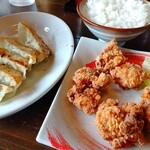 Kojimaya - 鶏の唐揚げと焼き餃子です。