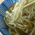 翁そば - 揚玉の油分も平切りの十割そばに移ります！