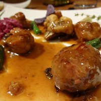コンヴィヴィアリテ・イチノセ - 手前はリードヴォーの小さなハンバーグ