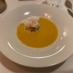 エヴォリュエ - 肉団子にサワークリーム、カボチャのスープ