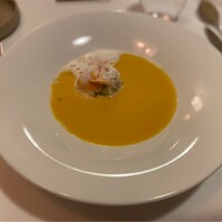エヴォリュエ - 肉団子にサワークリーム、カボチャのスープ