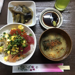 居喰処 光 - 2020/11/28
      本日の日替り 海鮮ぶっかけ丼 500円