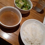 肉と米 ハジメ - ステーキに付いてくるライスと、スープサラダは別セットで。