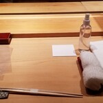 鮨 さかい - 新型コロナ対策もバッチリなカウンター
      三方向のアクリル衝立
      除菌用アルコール
      マスク入れビニール袋