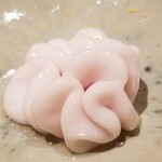 鮨 さかい - (01)真鱈白子(北海道知床半島産)、土佐酢、削りカボス皮
      淡い桃白の差した透明感のある白子、円やかなコクと旨み、スッキリとした口当たり、サッパリとした後味♪
      お見事です！