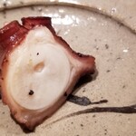 鮨 さかい - (02)真蛸（福岡県志賀島産・雄）の桜煮
      産卵期は初夏～初秋、2度目の旬となる晩秋～冬は旨味が強くなります
      この日は珍しく雄で味わいが力強いですね！
      しっかりとした弾力、そして旨み