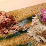 鮨 さかい - (03)松葉蟹(鳥取県境港産)、土佐酢和え
      (04)香箱蟹(石川県金沢産)
      産卵期は晩冬、旬は晩秋～晩冬
      雌の漁期は11月上旬～1月上旬
      雄の漁期は11月上旬～3月中旬