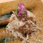 鮨 さかい - (03)松葉蟹(鳥取県境港産)、土佐酢和え
      丁寧に解した松葉蟹を土佐酢で和えてあります
      サッパリと仕上げられた豊潤な冬の日本海の旨みを頂きました