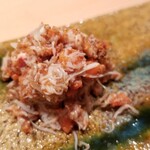 鮨 さかい - (04)香箱蟹(石川県金沢産)
       内子、脚の身、本体の身、外子を混ぜた状態で提供
      脚の身の旨みと甘み、内子の甘みとほんのりとした苦味、外子のプチプチ食感、旬の味わいですね♪