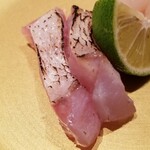 鮨 さかい - (05)炭火炙り白甘鯛(愛媛県八幡浜産)
      産卵期は夏～秋、旬は冬～春
      炭火炙りで脂を活性化させ、旨みと甘みを増しています。