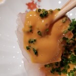 鮨 さかい - (07)虎河豚、鮟肝ソース掛け
      鮟肝を裏漉したものに酢を加えて、まるで鮟肝マヨネーズは虎河豚にジャストミート！
      円やか、かつ、濃厚な旨みにKO！
      (oﾟ∀ﾟ)=○)´3｀)∴