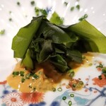 鮨 さかい - (07)鮟肝ソース、若布(徳島県鳴門産)
      鮟鱇の産卵期は春～初夏、旬は秋～春
      島根の鮟肝はやや硬く主張のある味わいなのでソース使いが◯と思います
      先ほどの肝酢を若布を使って拭い取る様に頂きました。