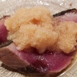 鮨 さかい - (09)星鰹(正式名:スマ)(長崎県壱岐島産)のタタキ、卸しぽん酢掛け
      産卵期は初夏～夏、旬は秋～春
      時期的に漁獲サイズが小さく脂のりはあと1歩
      皮はパリッと仕上げてありました