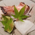 鮨 さかい - (10)炭火焼き赤甘鯛(山口県萩産)
      産卵期は初夏～秋、旬は晩秋～晩春
      雌で産まれて大型化すると雄に性転換
      白甘鯛は上品な旨み&甘み、赤甘鯛は濃いめな旨み&甘みが特徴です