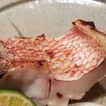 鮨 さかい - (10)炭火焼き赤甘鯛(山口県萩産)
      芳ばしさが薫り、脂が活性化して甘さが増し、モチモチ感があり、以前と比べ焼きが良いです
      堺大将に焼き手が変わりましたか？とお伺いすると半年前に変わったそうです