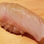 鮨 さかい - (11)鮃(長崎県対馬列島産、1日寝かせ、2kg)
      産卵期は冬～初夏、旬は秋～冬。
      いよいよ旬真っ只中、旨みと甘みが増してきました。
      シャリとのバランスが絶妙です♪