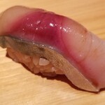 鮨 さかい - (14)真鯖(長崎県対馬列島豊玉産)
      産卵期は春～初夏、旬は秋～冬
      サシの入った身は柔らかくも弾力があり、脂のりが濃厚でコクのある旨みと薫りが押し寄せてきます。
      素晴らしかった！