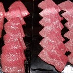 鮨 さかい - (16)中トロ(青森県大間産、延縄、やま幸、207kg)【左】
      (17)大トロ(青森県大間産、延縄、やま幸、207kg)【右】
      パッと見では中トロと大トロの区別が難しいですが、赤が強い方が中トロです