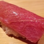 鮨 さかい - (16)中トロ(青森県大間産、延縄、やま幸、207kg)
      今回の中トロは状態が良く次の大トロとの対比を楽しむために生で提供
      人肌よりも温かめのシャリが、中トロの脂を活性化させ、まさにトロけます
