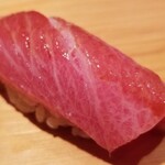 鮨 さかい - (17)大トロ(青森県大間産、延縄、やま幸、207kg)
      流石に魚体が大きくなり、脂のりの良い大トロでした。
      本鮪らしい酸味が、脂の旨みと薫りを引き立てます。