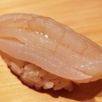 鮨 さかい - (19)平貝(岡山県産)
      奥歯で繊維を押し潰す様に味わいます。
      普通に噛むよりも旨みの出方が倍増。
      丁寧な仕込みをされているのでタイラギ貝本来の優しい旨みを存分に味わいます。