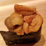鮨 さかい - (20)蝦夷馬糞雲丹(北海道昆布森産)の軍艦巻き
      産卵期は夏～秋、旬は初夏～夏
      雲丹を頂く時はは5秒ホールド
      ハッキリとした甘みと濃いめの旨みを余さず味わい尽くします