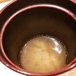 鮨 さかい - (21)牡丹海老の頭で出汁取りした赤出汁
      以前、臭みを取る為に焼いてから出汁を取られているのですか？と問うたところ丁寧に洗うのだそう
      焼きに比べて物凄く大変ですが、良い出汁が取れています