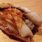 鮨 さかい - (22)煮真穴子(長崎県対馬列島産)
      産卵期は初夏～初秋、旬は夏～秋
      ふわふわと軟らかい煮穴子、温かいシャリ
      口の中に入れた瞬間にシャリがほどけます
      一気に拡がる旨み、ツメも濃過ぎず軽やかな後味