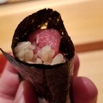 鮨 さかい - (23)中トロ巻き
      適度に脂ののった中トロを山葵と合わせて、すっきりとした後味に仕上げてあります。