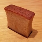 鮨 さかい - (25)玉(芝海老と大和芋の擂り身入り)
      芝海老と大和芋で、ふっくら&しっとりの焼き上がり、穏やかな甘さが印象的です。