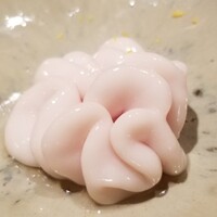 鮨 さかい - (01)真鱈白子(北海道知床半島産)、土佐酢、削りカボス皮
                    淡い桃白の差した透明感のある白子、円やかなコクと旨み、スッキリとした口当たり、サッパリとした後味♪
                    お見事です！