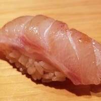 鮨 さかい - (12)黒鯥(東京都神津島産、3.3kg)
                    産卵期は春～初夏、旬は秋～初冬
                    暴力的な脂が特徴で少し苦手ですが、これは旨みは強いが円やかで素晴らしい！
                    1度だけ食べたサスエ前田魚店のスーパー黒鯥に匹敵