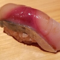 鮨 さかい - (14)真鯖(長崎県対馬列島豊玉産)
                    産卵期は春～初夏、旬は秋～冬
                    サシの入った身は柔らかくも弾力があり、脂のりが濃厚でコクのある旨みと薫りが押し寄せてきます。
                    素晴らしかった！