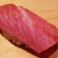 鮨 さかい - (17)大トロ(青森県大間産、延縄、やま幸、207kg)
                      流石に魚体が大きくなり、脂のりの良い大トロでした。
                      本鮪らしい酸味が、脂の旨みと薫りを引き立てます。